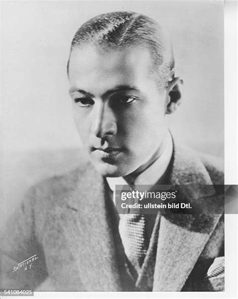 186 Rudolph Valentino Portrait Stock Photos & High